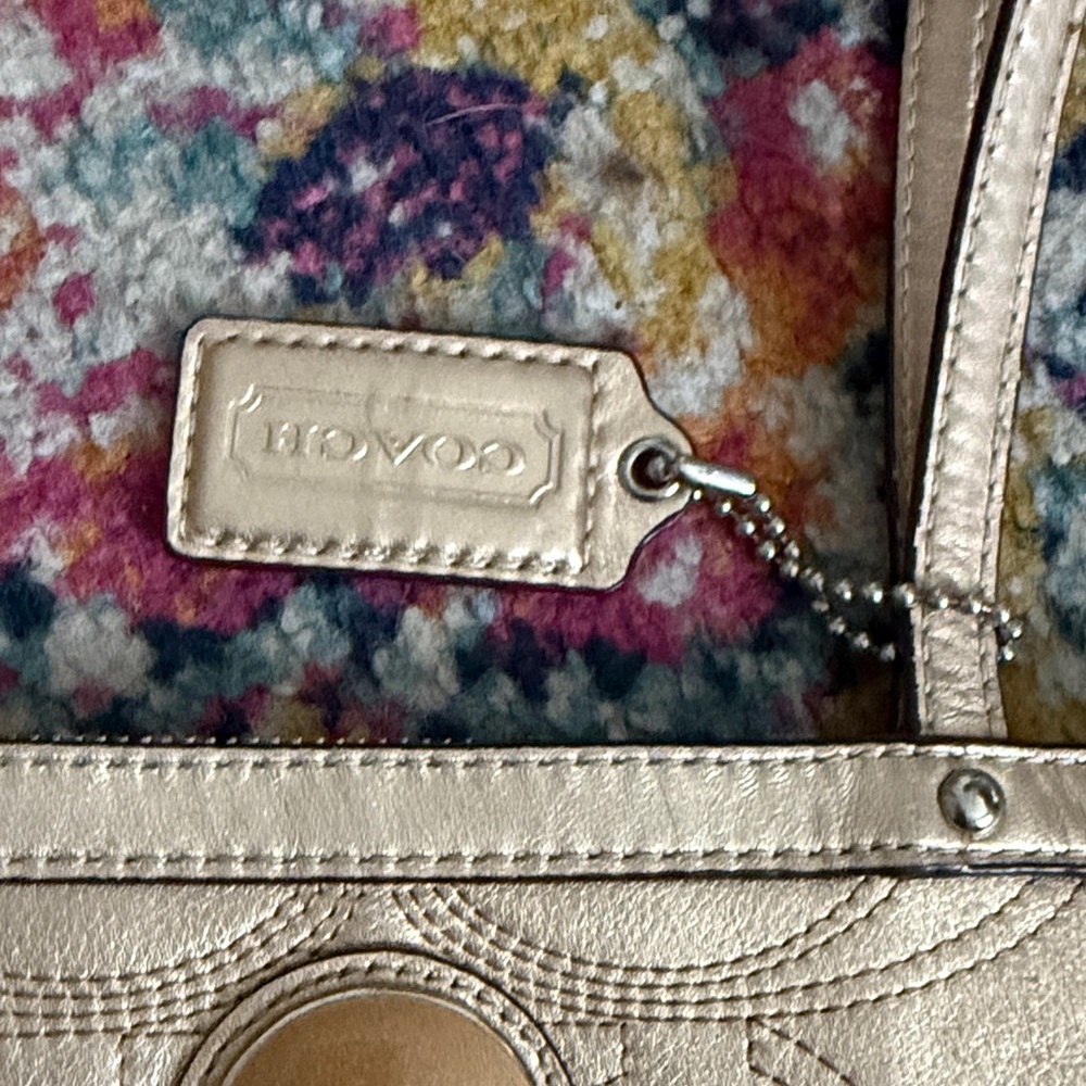 Coach Gold Shoulder Bag with Signature Embossed Design - Picture 4 of 10